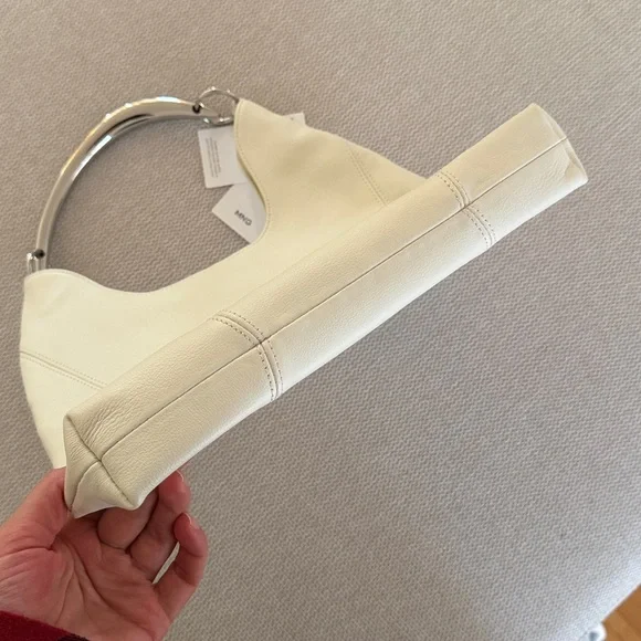 NWT Mango LEATHER SHOULDER BAG WITH
METAL HANDLE - Picture 5 of 9